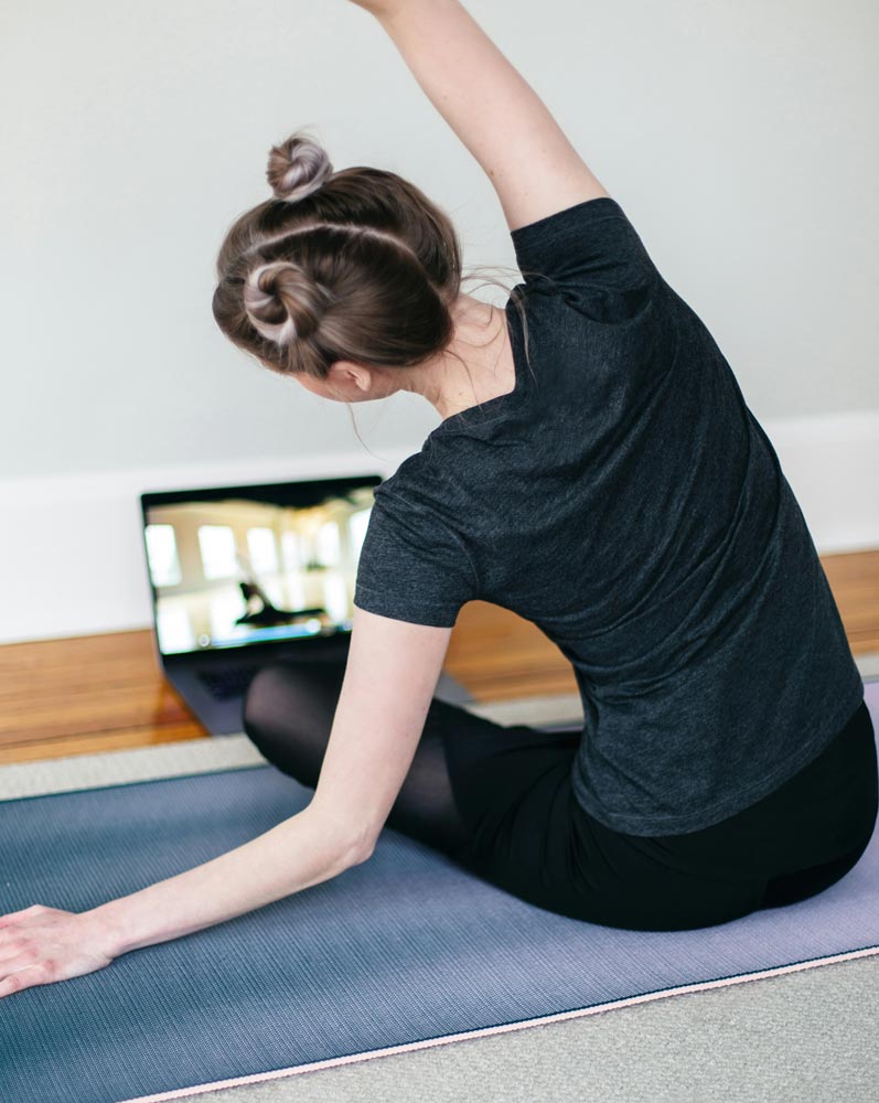 Le yoga en ligne, si facile à intégrer à un planning de maman chargé