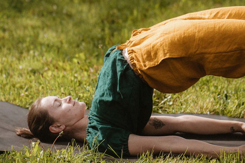 Réaliser la posture de yoga postnatal Setu bandhasana ou demi-pont