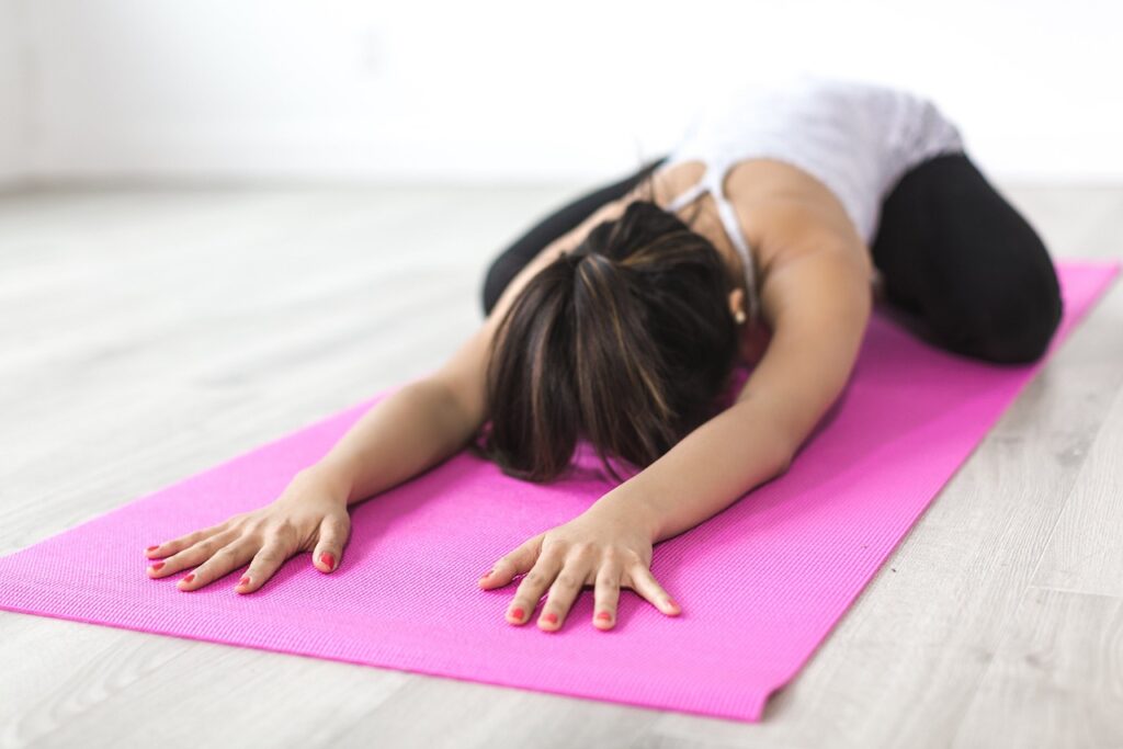 Maman faisant du yoga postnatal